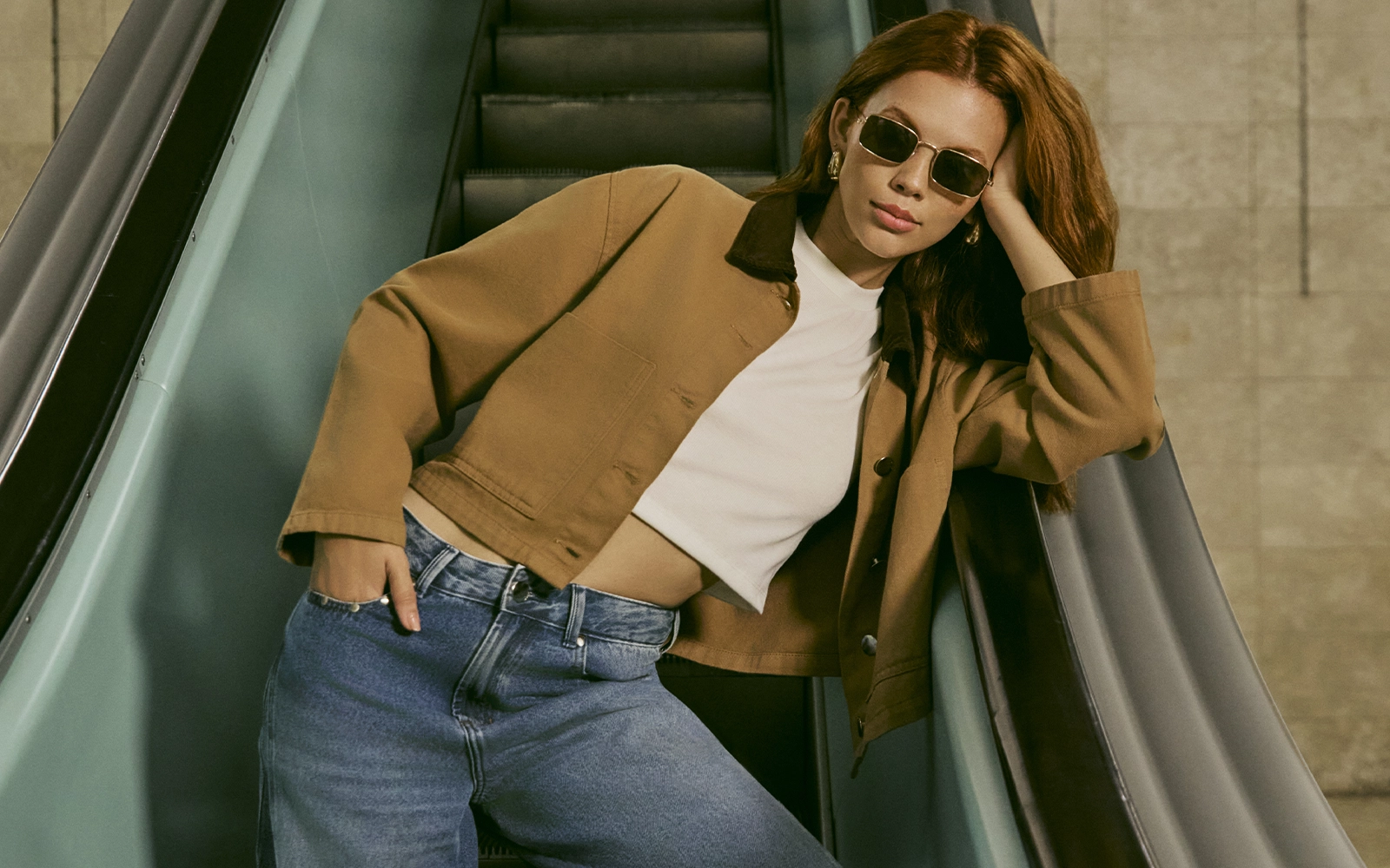 Mulher de casaco suede e camiseta branca