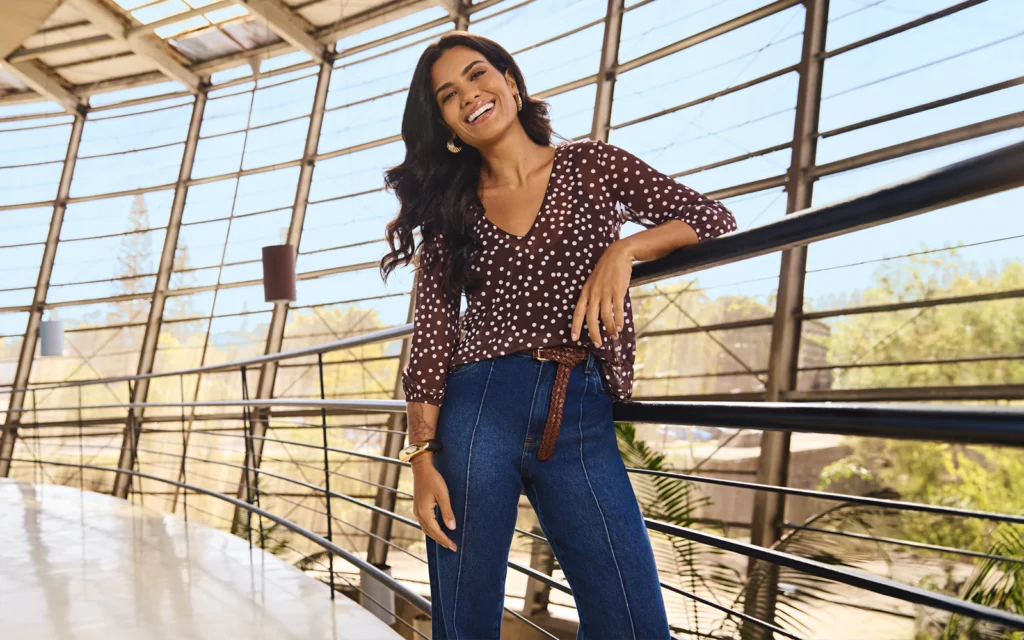 mulher com blusa elegantes de poá