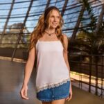 Mulher com blusa branca de renda