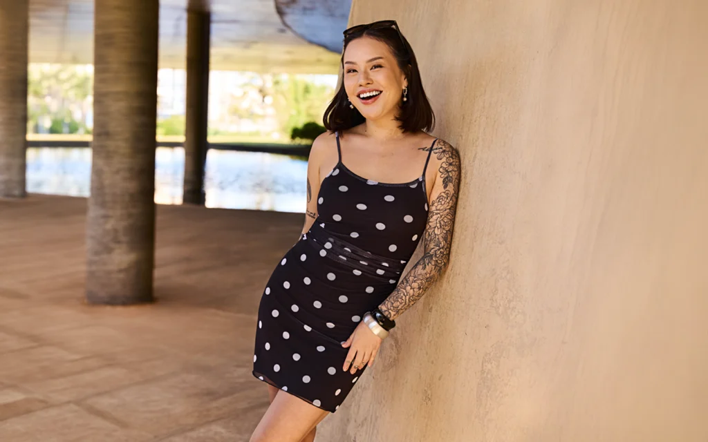 mulher com vestido de poá