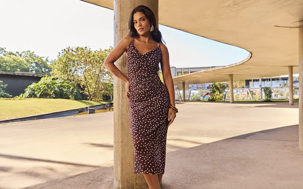 mulher com vestido elegante poá