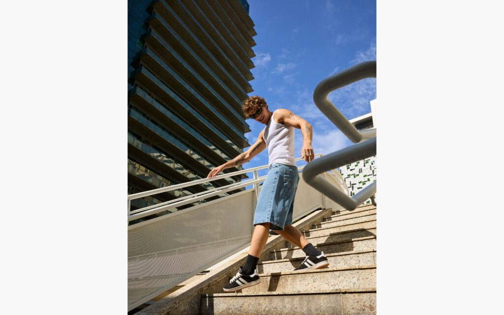Homem com bermuda jeans e camiseta branca
