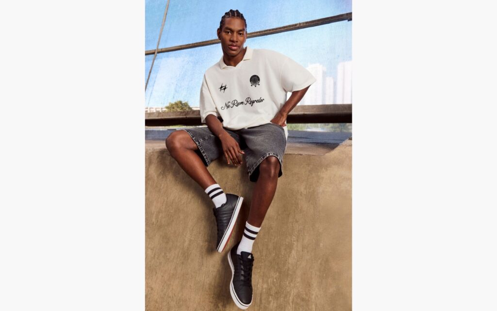 Homem com bermuda jeans e camiseta