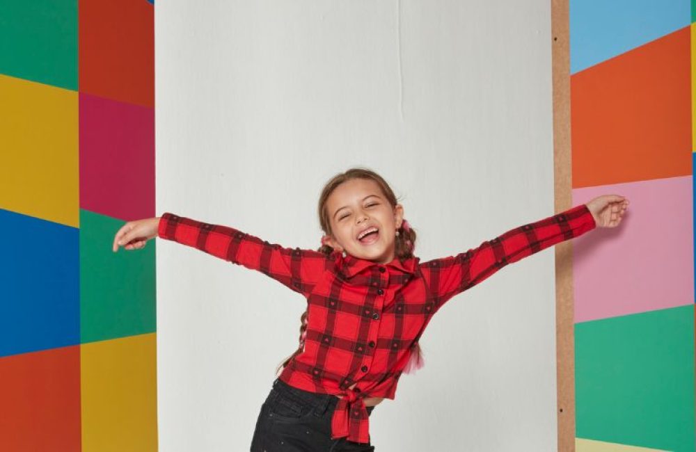 menina com camisa xadrez para festa junina