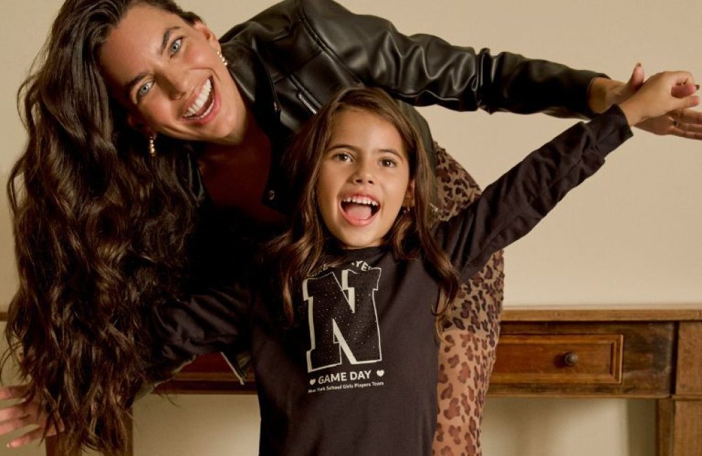 mae-e-filha-sorrindo-em-casa