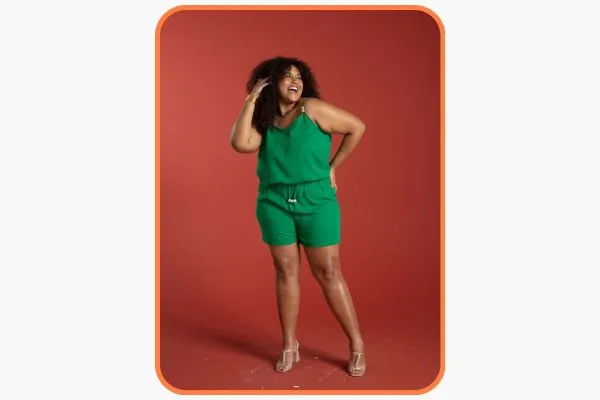 mulher com conjunto verde ideal para a moda praia plus size