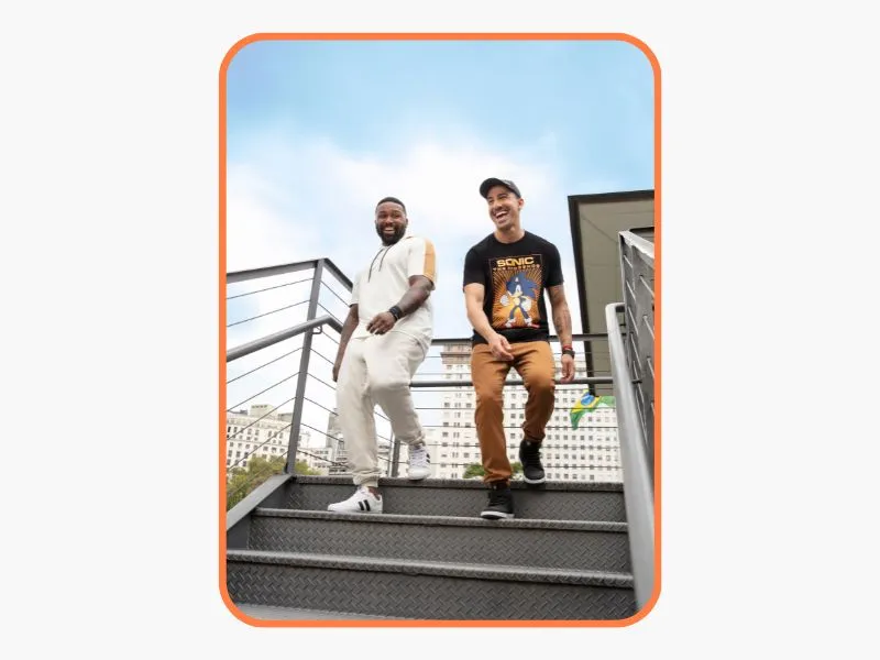 dois homens descem as escadas usando calça jogger