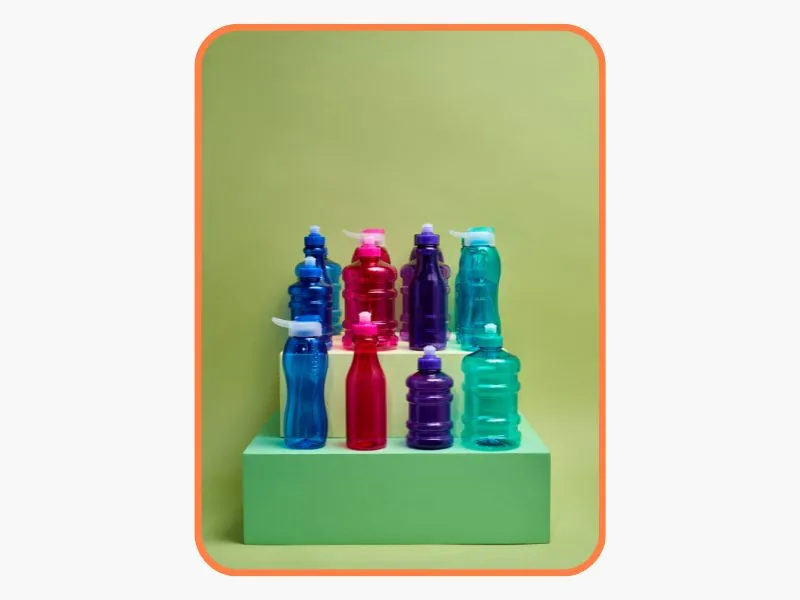 garrafas coloridas de água