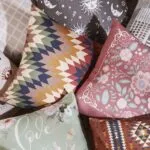 almofadas com várias cores e padrões
