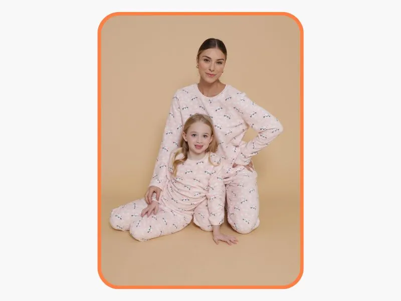 mãe e filha usam pijamas de inverno iguais