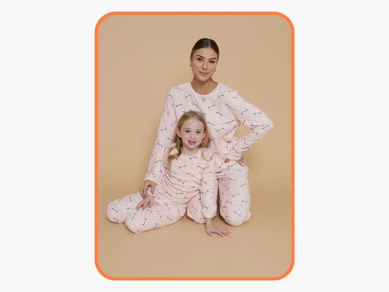 mãe e filha usam pijama combinando