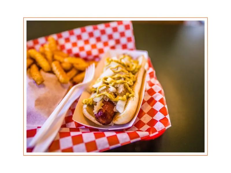 foto de um hotdog com mostarda por cima