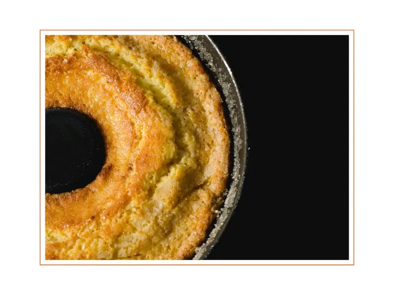 imagem superior de um bolo de milho cremoso