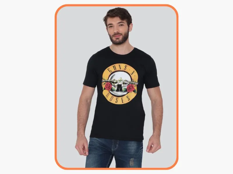 Homem usando camiseta com logo clássico do Guns'n'Roses