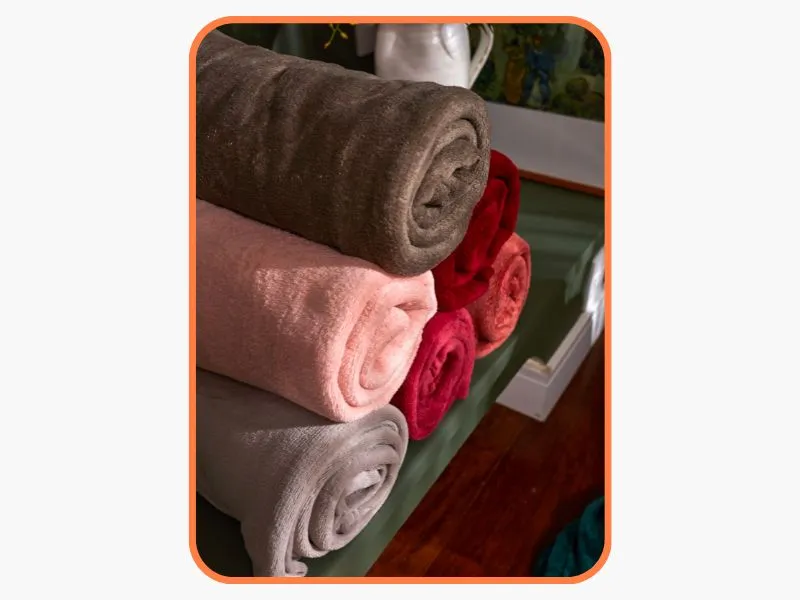 cobertores de manta acrílica enrolados e empilhados