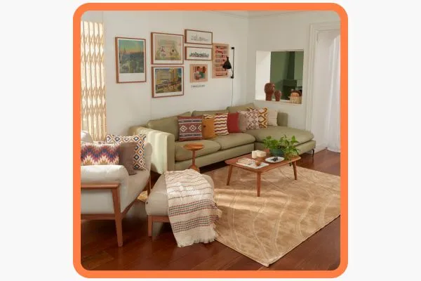 sala de estar com estilo mid century e sofá verde