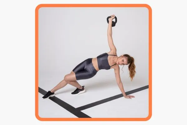 mulher fazendo exercícios fisicos com um conjunto de academia