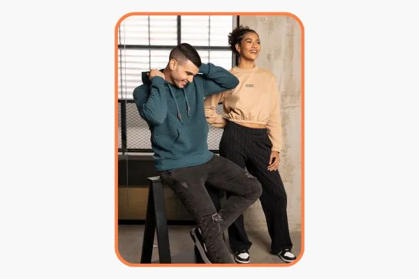 um casal de modelos vestindo moletom e jeans