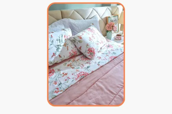 cama decorada com lençol florido