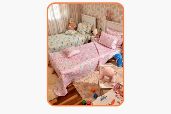 quarto de crianças bem colorido com duas camas pequenas